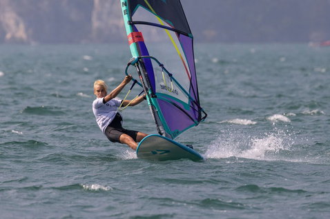 Duotone Windsurfing Ripper planche de windsurf 112L en pratiquant le windsurf sur un lac
