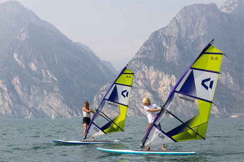 Planche de windsurf Duotone Viper HD lors d'une session de windsurf sur un lac de montagne