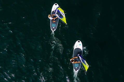 Duotone Viper HD planche de windsurf lors d'une session de windsurf en eau libre