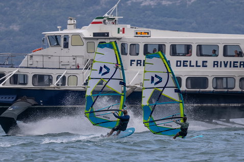 Duotone Blast SLS Windsurf-Board beim Windsurfen auf dem Lago di Garda, Italien