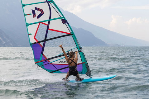 Duotone Blast SLS Windsurf-Board beim Windsurfen auf einem Alpensee mit Bergpanorama