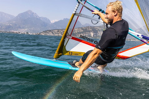 Duotone Blast SLS Windsurf-Board beim Windsurfen auf einem Bergsee