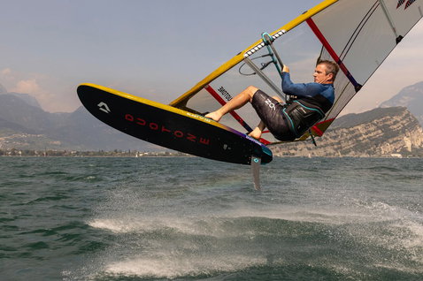 Duotone Blast SLS Windsurf-Board beim Windsurfen auf einem Alpensee mit Bergpanorama