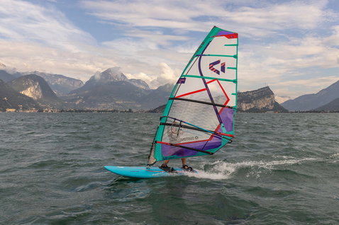Voile de windsurf freeride Duotone E_Pace HD lors d'une session windsurf sur un lac alpin avec montagnes