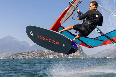 Duotone Jag SLS planche de windsurf lors de windsurf sur un lac alpin avec montagnes