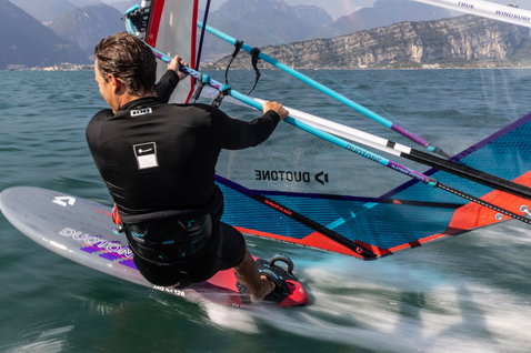 Duotone Jag SLS planche de windsurf lors de windsurf sur un lac alpin avec montagnes