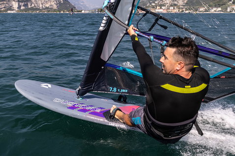 Planche de windsurf Duotone Jag SLS lors de windsurf sur un lac alpin