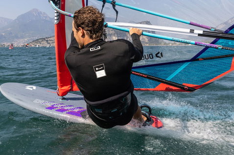 Duotone Jag SLS planche de windsurf lors d'une session de windsurf sur un lac alpin