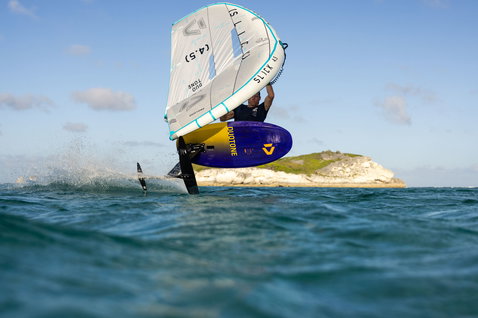 Duotone_Wing_Foiling_Front-Wing-Whizz-SLS_Action-Shots_1