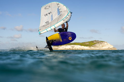 Duotone_Wing_Foiling_Wing-Set-Whizz-SLS_Action-Shots_1