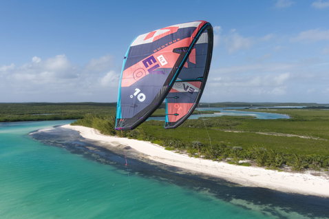Duotone Evo SLS LEI Kite 10m beim Kitesurfen in einer tropischen Küstenlagune