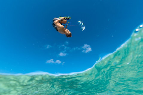Duotone Evo SLS LEI Kite beim Kitesurfen im tropischen Ozean