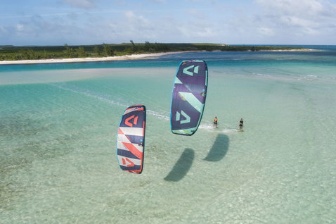 Duotone Evo SLS LEI Kite beim Kitesurfen in einer tropischen Lagune mit türkisem Flachwasser