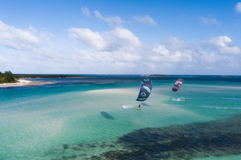 Duotone Evo SLS LEI Kite beim Kitesurfen in einer tropischen Lagune