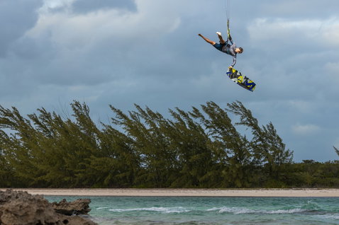 Duotone Evo SLS LEI Kite beim Kitesurfen an einer tropischen Strandküste