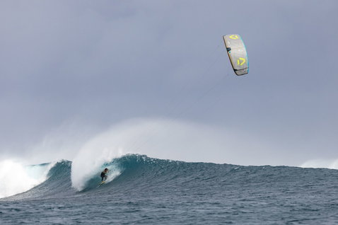 Duotone Neo D/LAB LEI kite during wave riding on the open ocean at a reef break