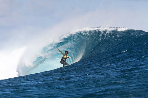 Duotone Neo D/LAB LEI kite during wave riding on the open ocean