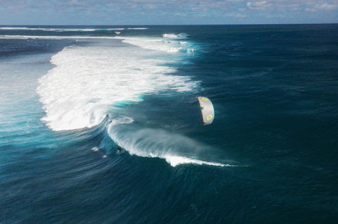 Duotone Neo D/LAB LEI kite during wave riding in the open ocean at a reef break