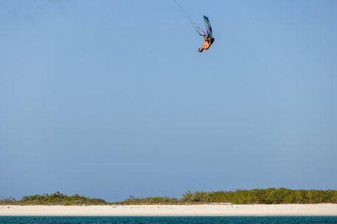 Duotone Rebel D/LAB LEI kite lors d'une session de kitesurf sur une plage tropicale