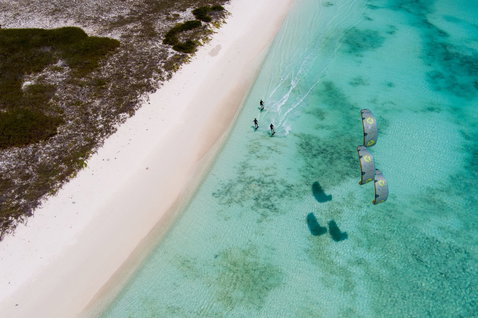 Duotone Rebel D/LAB LEI kite lors du kitesurf dans un lagon turquoise au Venezuela