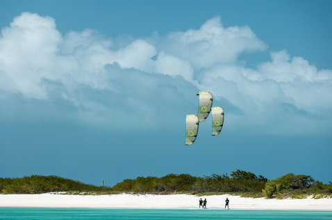 Duotone Rebel D/LAB LEI kite lors du kitesurf sur une plage de sable blanc aux eaux turquoise au Venezuela