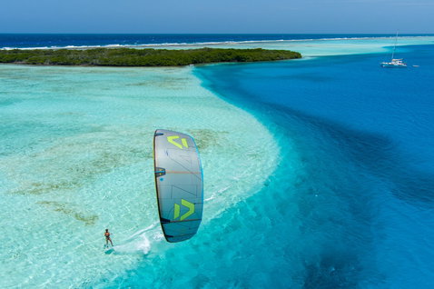 Duotone Rebel D/LAB LEI kite lors du kitesurf dans un lagon tropical aux eaux peu profondes de récif