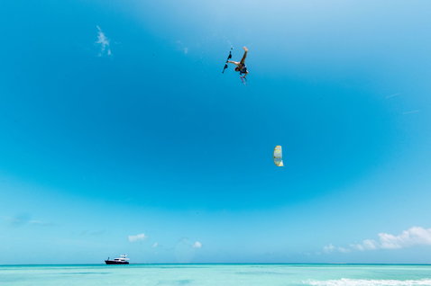 Duotone Rebel D/LAB LEI kite lors du kitesurf dans l'océan tropical