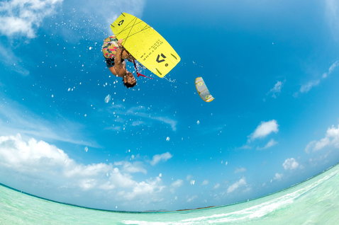 Duotone Rebel D/LAB kite LEI en kitesurf dans un lagon océanique tropical