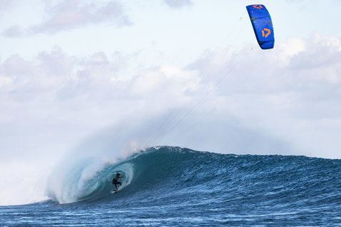 Duotone Neo SLS LEI kite during wave riding at the ocean