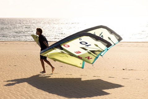 Duotone Neo SLS LEI kite during wave riding at the ocean