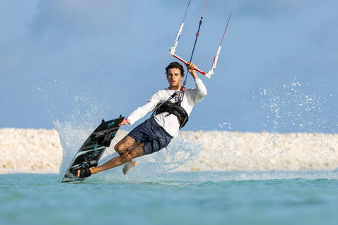 Duotone Click Bar Quad Control control bar during kitesurfing in a shallow tropical lagoon