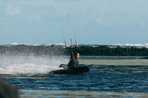 Duotone Click Bar Quad Control 2025 control bar during kitesurfing in an ocean lagoon