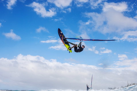 Duotone Ultra FreeWave SLS 2025 planche de windsurf lors du surf de vagues sur la plage de l'océan