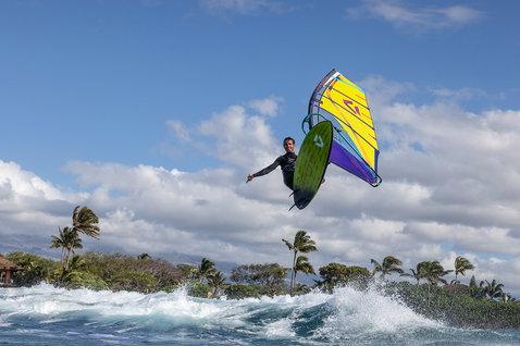 Planche de windsurf Duotone Ultra FreeWave SLS lors de surf de vagues sur la côte tropicale