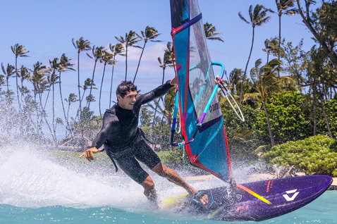 Planche de windsurf Duotone Ultra FreeWave SLS en surf de vagues dans un océan tropical