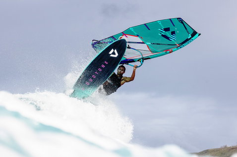 Duotone Grip 3 SLS windsurf board during wave riding in the ocean