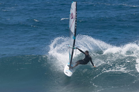 Duotone Grip 3 D/LAB windsurf board during wave riding at the ocean