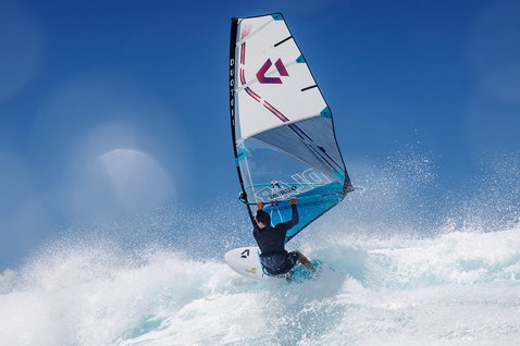 Duotone Grip 3 D/LAB windsurf board during wave riding in the ocean
