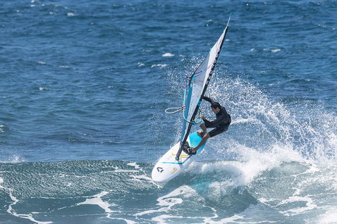 Duotone Grip 3 D/LAB windsurf board wave riding at the ocean beach