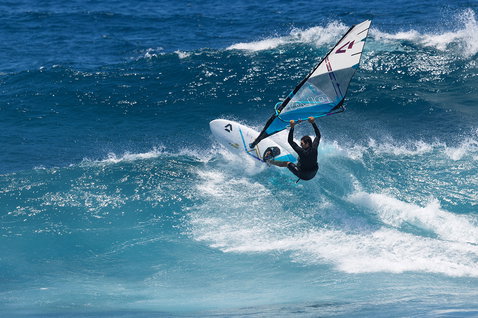 Duotone Grip 3 D/LAB windsurf board during wave riding in ocean waves