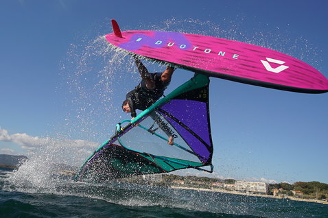 Duotone Skate SLS planche de windsurf lors du windsurf freestyle sur la côte