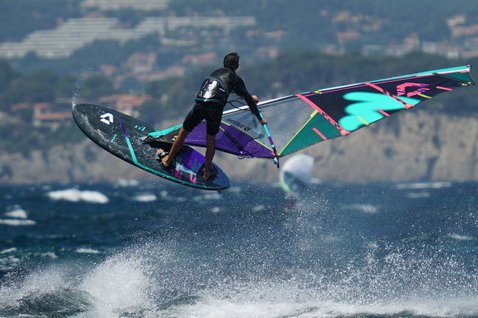Duotone Skate SLS planche de windsurf lors du windsurf freestyle sur la côte rocheuse