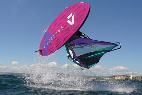 Duotone Skate SLS planche de windsurf lors d'une session freestyle sur la côte