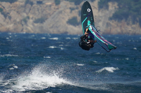 Duotone Skate SLS planche de windsurf lors d'une session freestyle sur une côte rocheuse