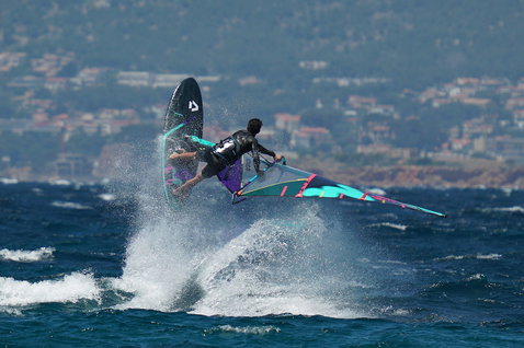 Planche de windsurf Duotone Skate SLS pendant le windsurf freestyle sur la côte océanique