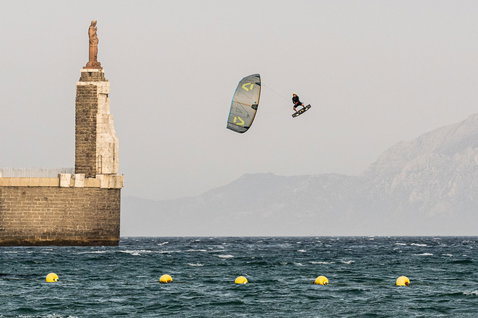 Cerf-volant LEI Duotone Rebel D/LAB lors du kitesurf dans un port côtier avec jetée en pierre