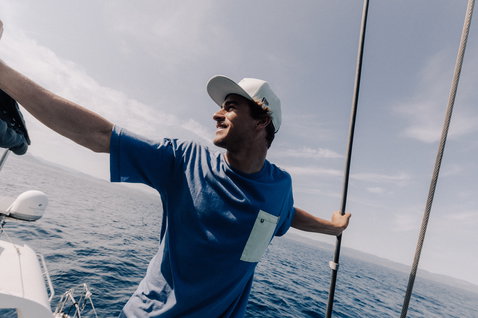 Duotone New Era 9FIFTY A-Frame DRIVER casquette snapback en blanc et bleu marine lors d'une sortie en mer