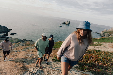Duotone Cap New Era 9FIFTY A-Frame Driver portée lors d'une promenade côtière, photo lifestyle