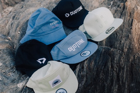 Casquette Duotone New Era Adjustable en noir, marine, bleu clair et blanc cassé sur rochers