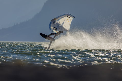 Duotone_Wing_Foiling_Unit-SLS-Concept-Blue_Action-Shots_11